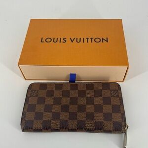 LOUIS VUITTON
Damier Canvas Zippy Wallet